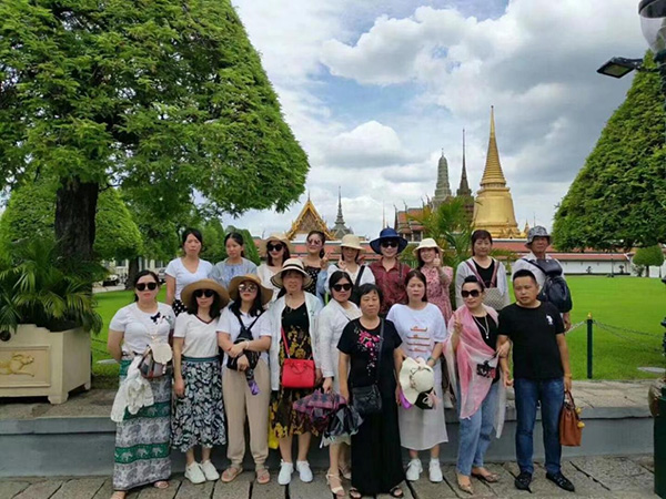 與泰王室最大規(guī)模宮殿大皇宮合影.jpg 與泰王室最大規(guī)模宮殿大皇宮合影.jpg